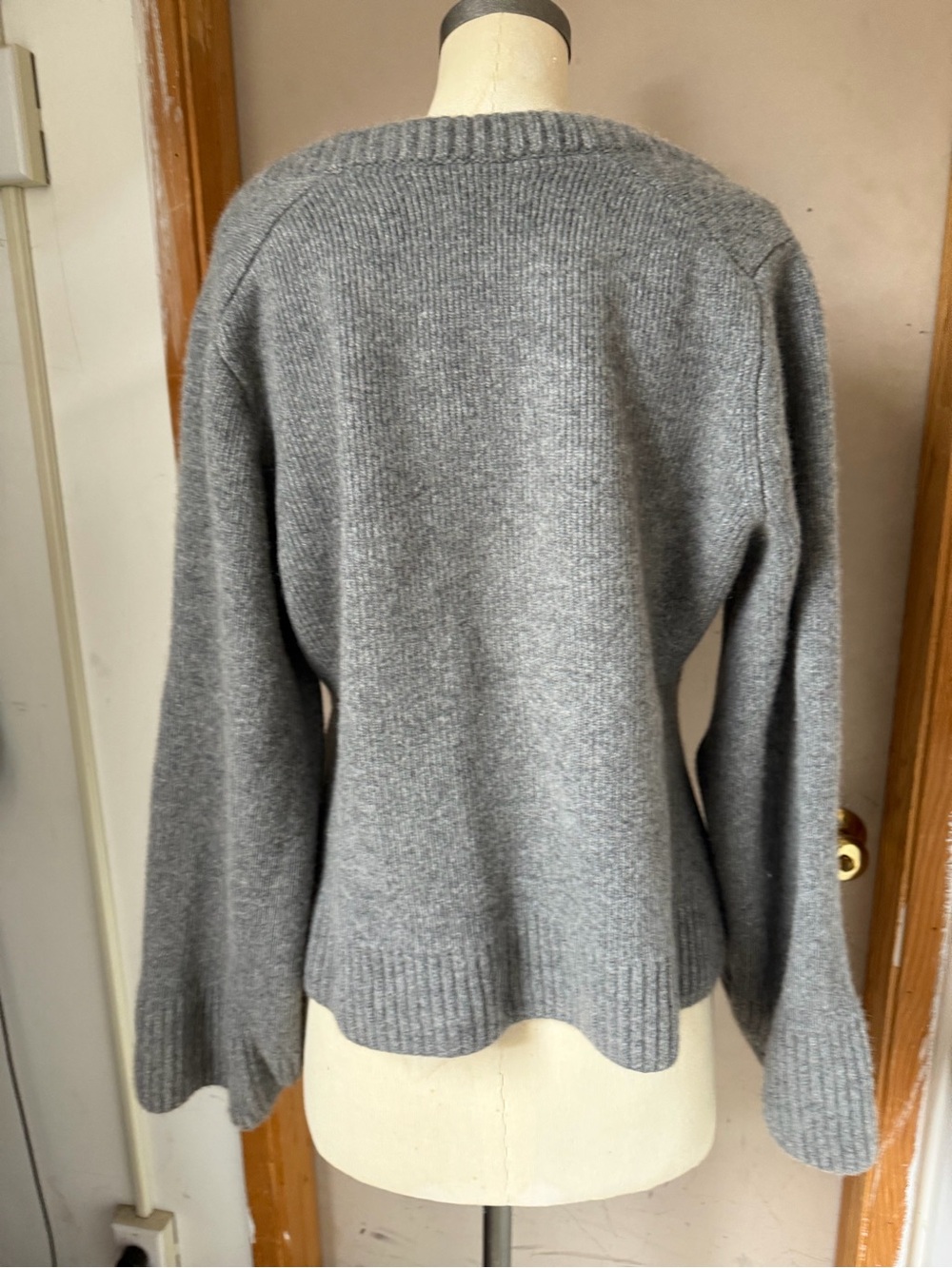 $2150 Khaite Caro Cashmere Cardigan in Gray - Size XL - Picture 6 of 15